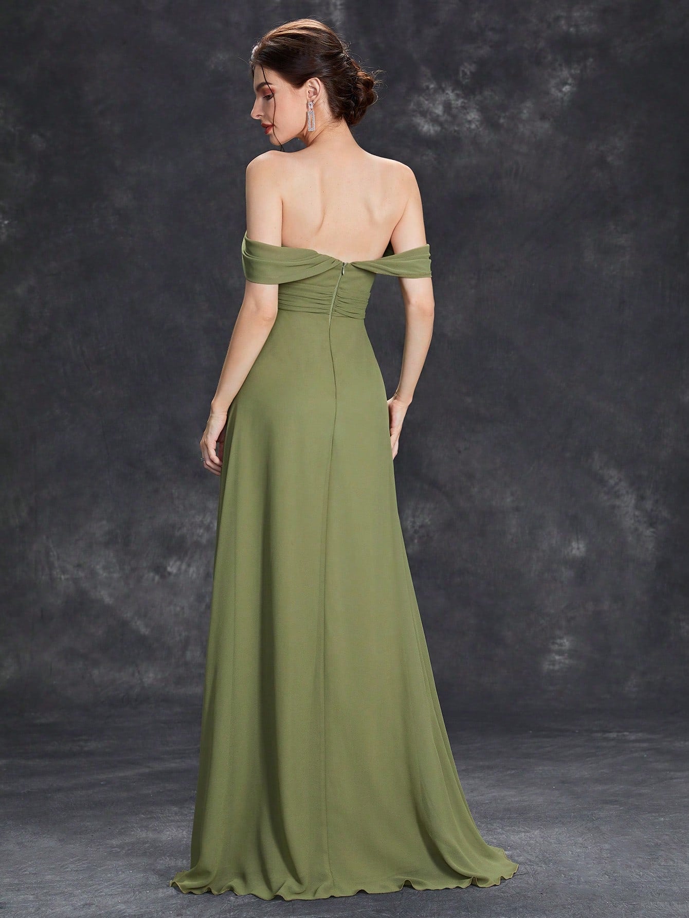 Sweetheart Style With Pleated Chest And Waist Parting, Wearing A Long Chiffon Dress