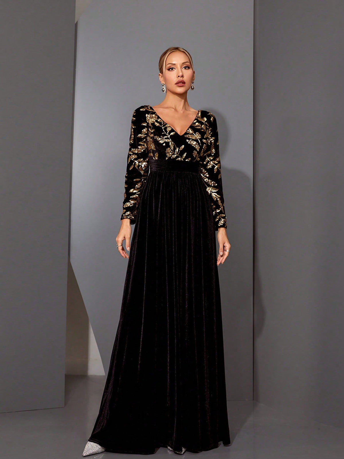 A Luxury Shiny High-Waisted Flared Long Sleeve Velvet Dress