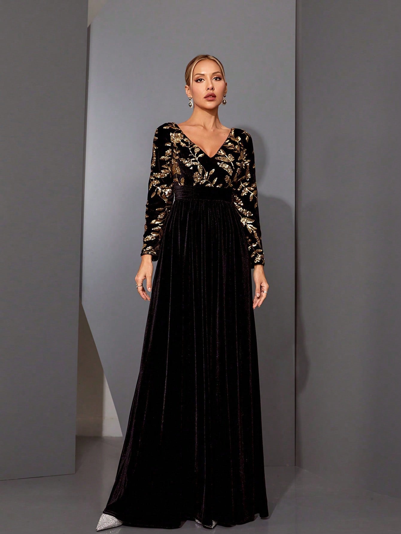 A Luxury Shiny High-Waisted Flared Long Sleeve Velvet Dress