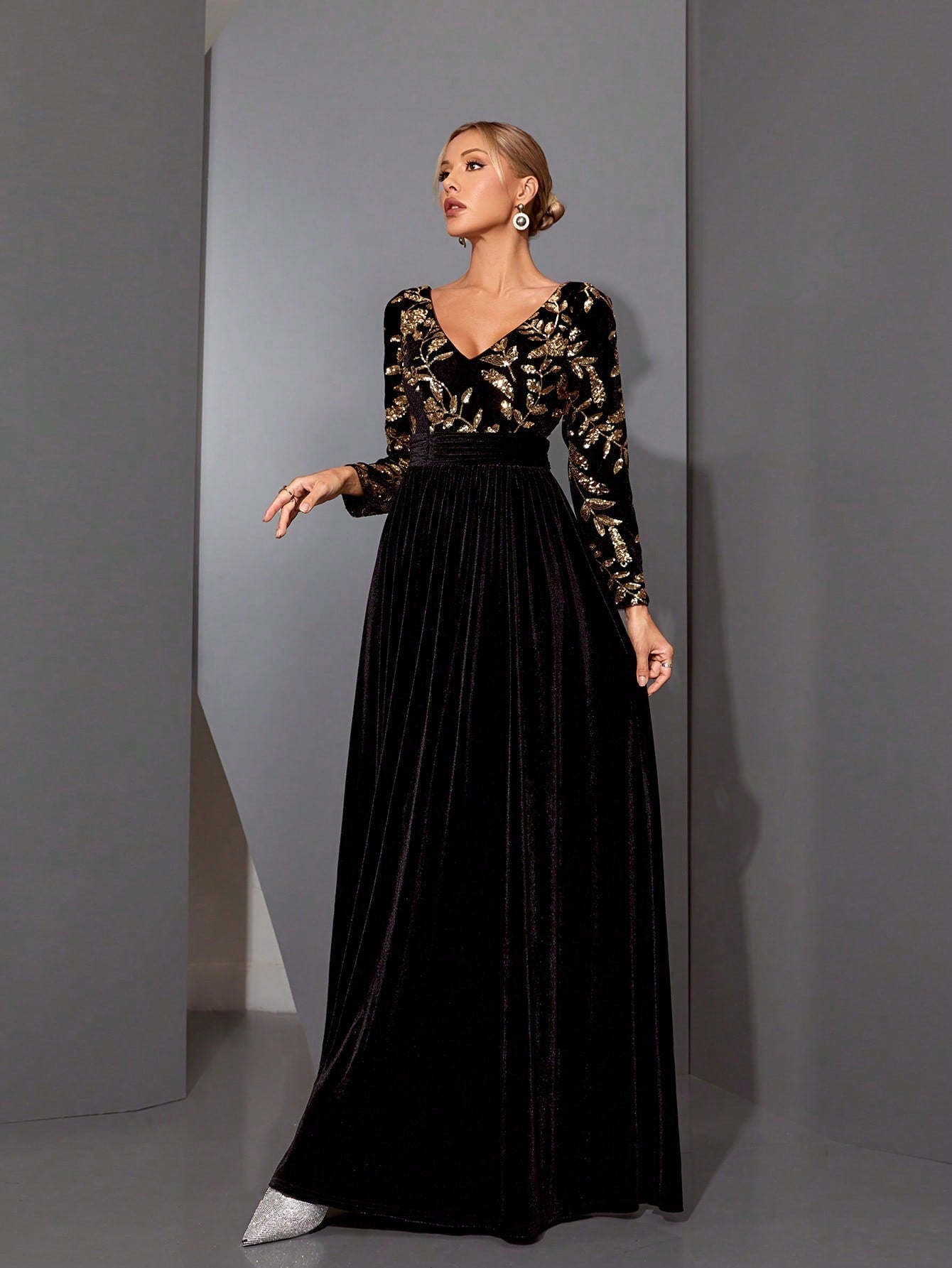 A Luxury Shiny High-Waisted Flared Long Sleeve Velvet Dress