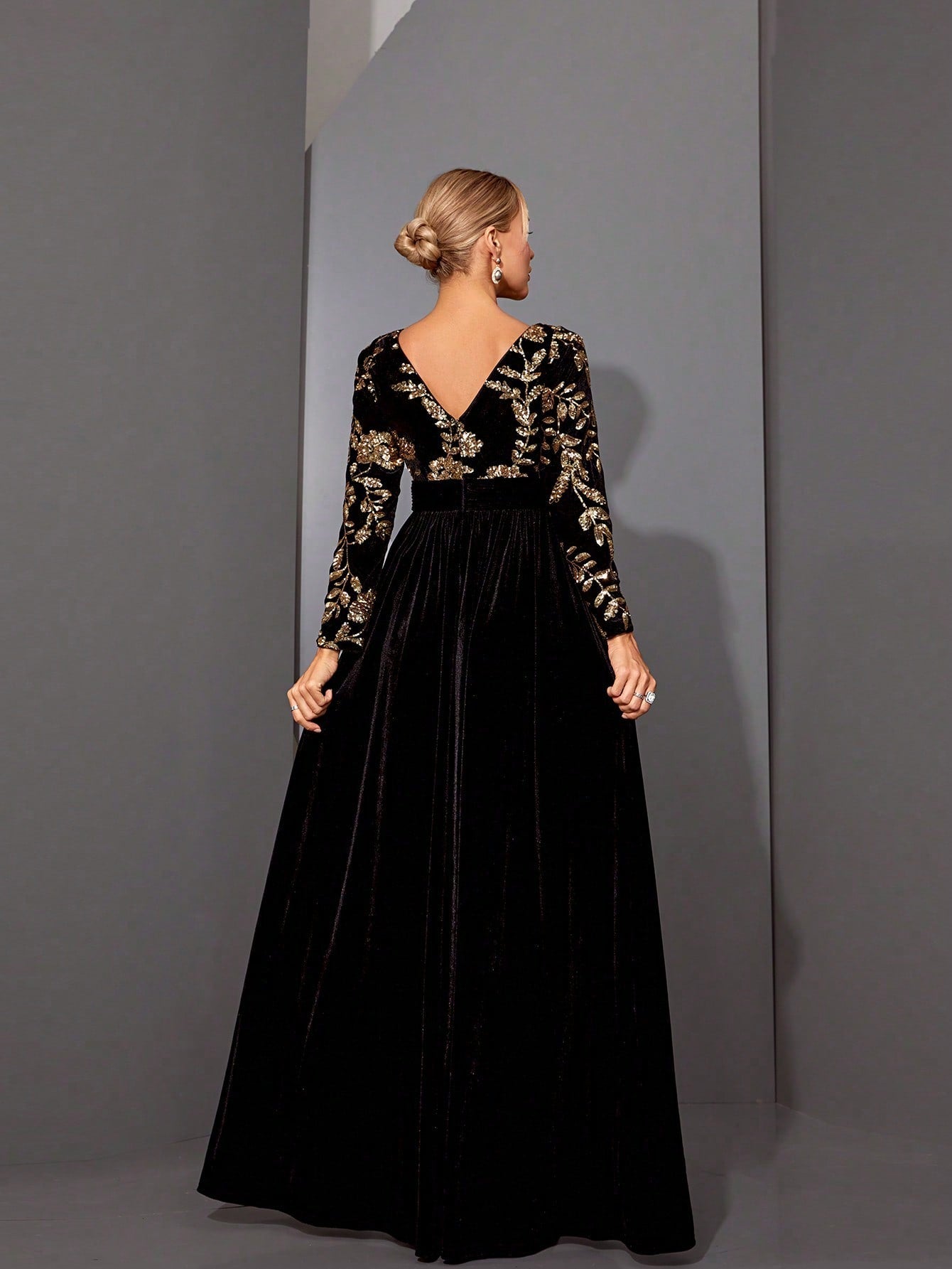 A Luxury Shiny High-Waisted Flared Long Sleeve Velvet Dress