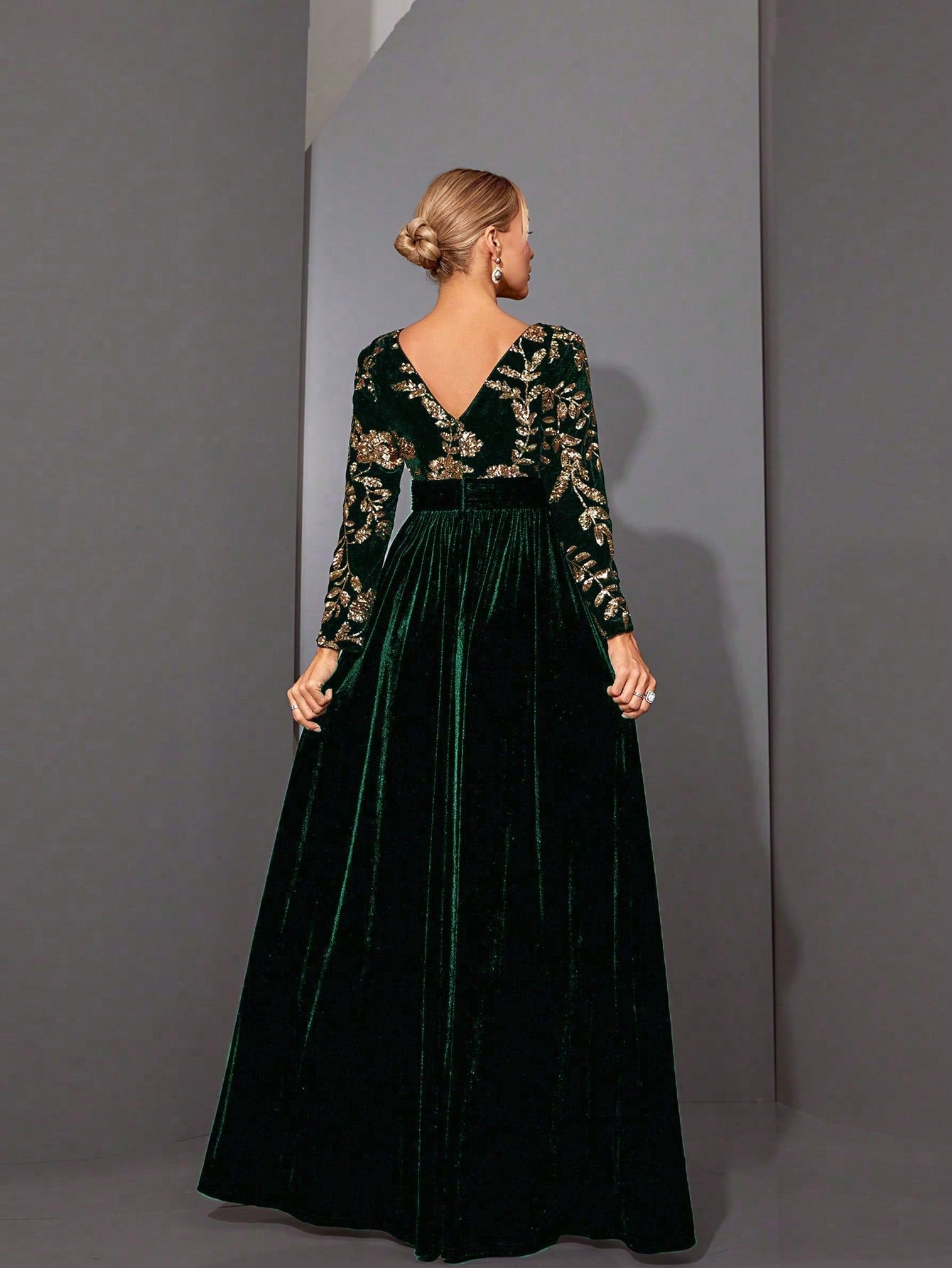A Luxury Shiny High-Waisted Flared Long Sleeve Velvet Dress