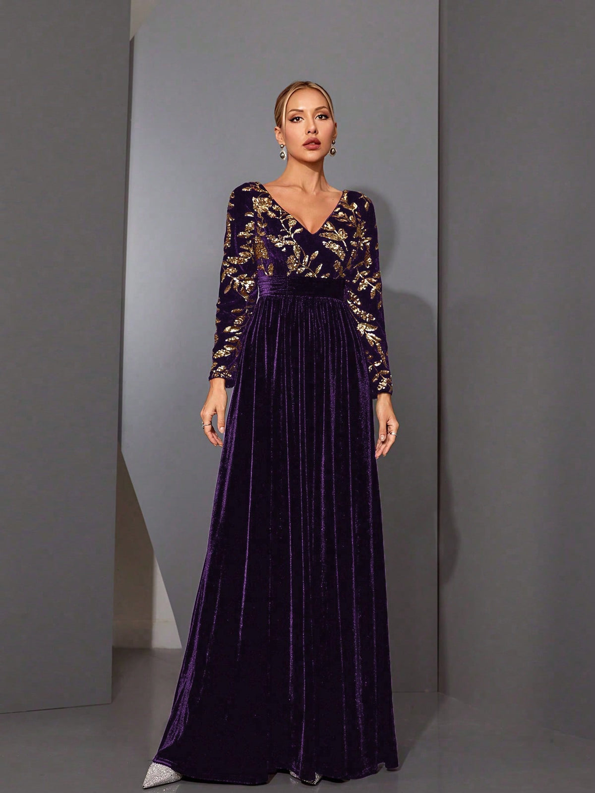A Luxury Shiny High-Waisted Flared Long Sleeve Velvet Dress